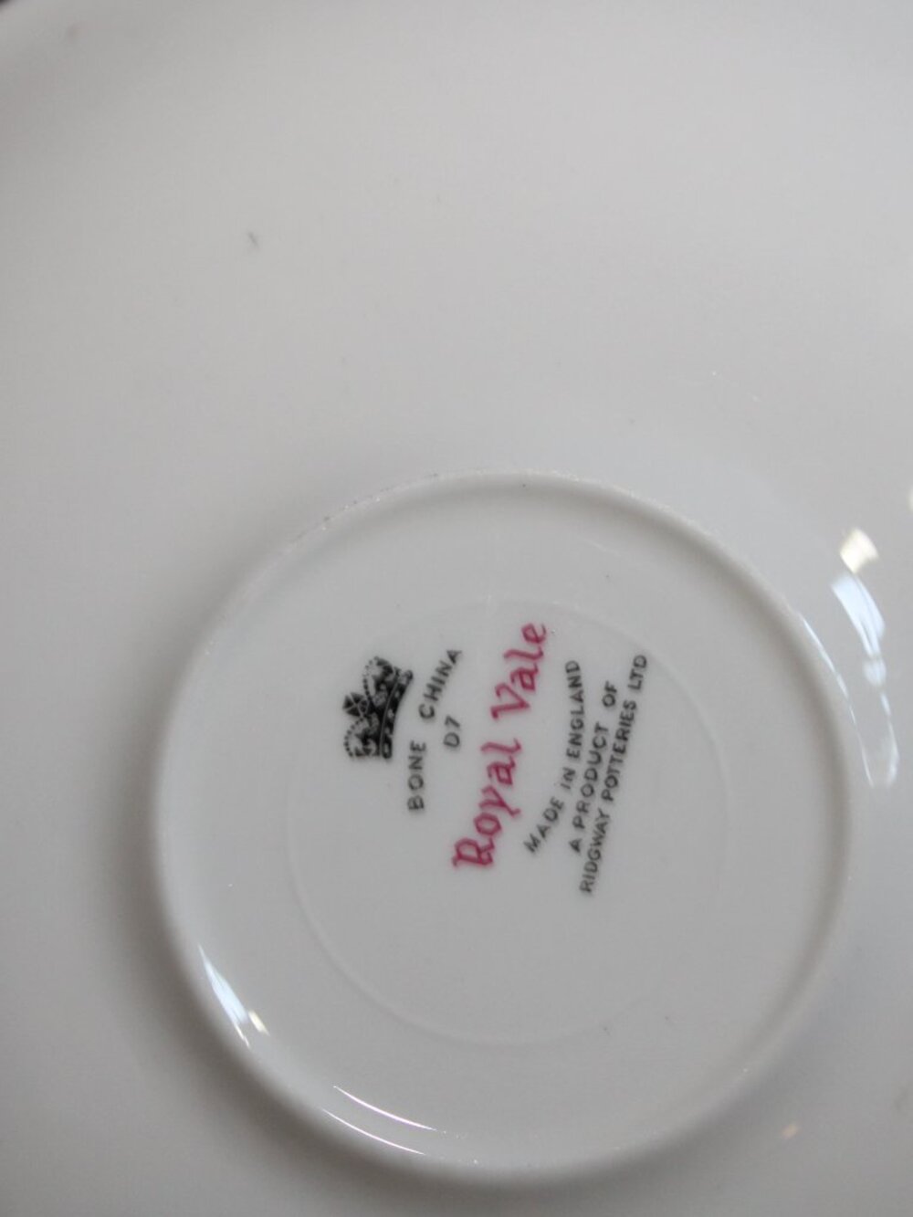 Vintage/MCM Royal Vale Red Roses White China Saucer w/ Gold Rims - Picture 5 of 14